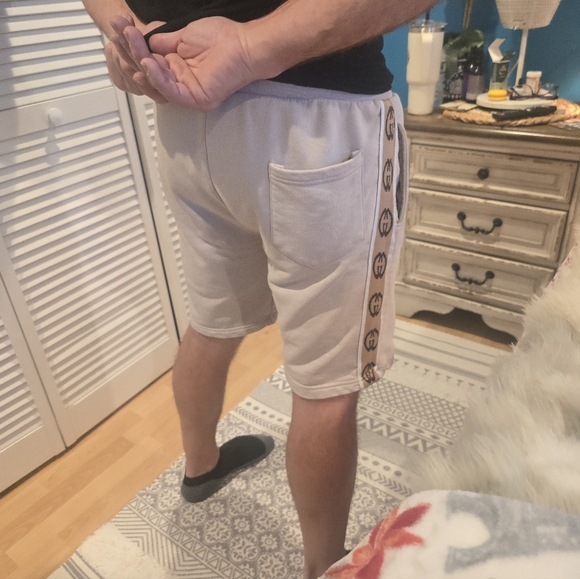Gucci Side Double Globo Beige Shorts. - Picture 5 of 17